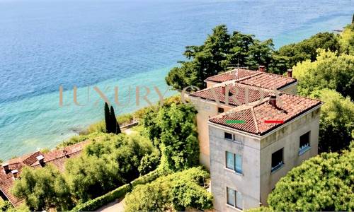 Pieds dans l'eau in Padenghe: Villa direkt am See mit privatem Bootshaus und Park